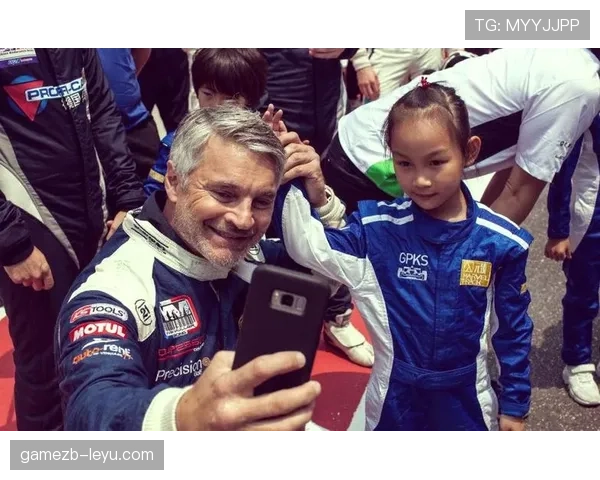 赛场辉煌瞬间：激情与荣誉交织的荣耀时刻震撼上演