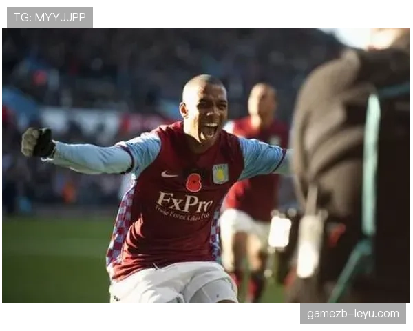 阿什利·扬在比赛中的稳定性引发关注，球队表现持续强劲趋势明显