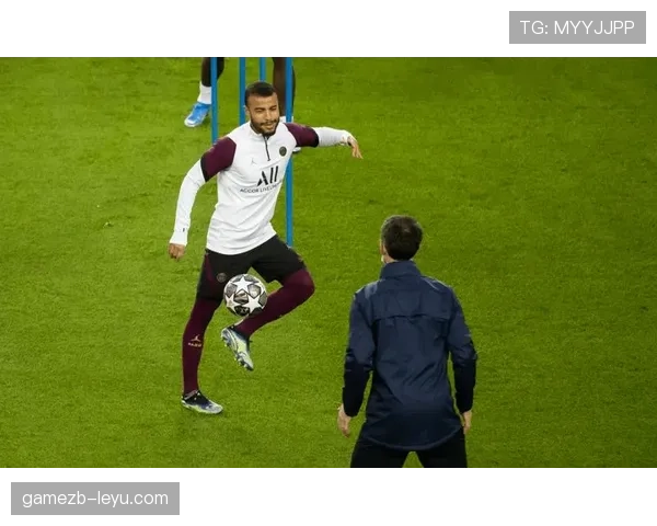 拉菲尼亚挤地铁去训练，背包里估计能装下一套房——这反差把我笑趴了